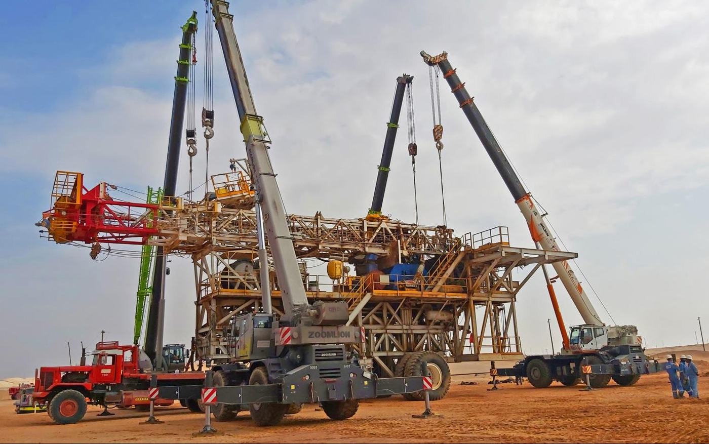 Two cranes lifting a rig structure in a tandem lift